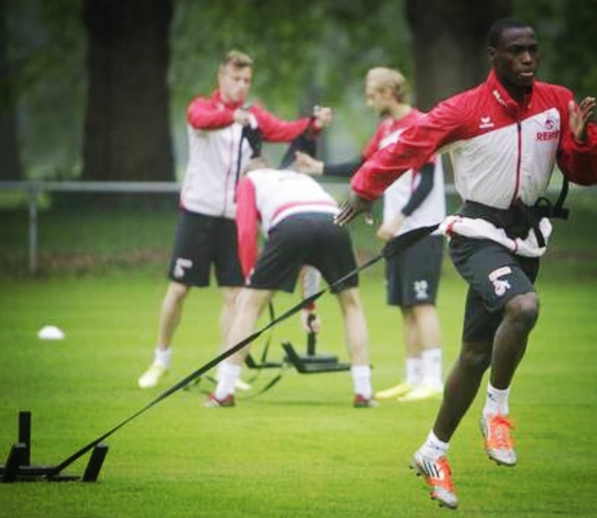 generation_dsf's tweet photo. "Er ist einer von den ganz wenigen Spielern, die man einfach nicht #einbremsen kann. Und genau das ist das Problem." 🔴⚪💨
#effzeh #fcköln #fckölle #köln #kölle #cologne #colonia #rutunwiess #bundesliga #baumgart #thielmann #ujah #training #nichtzubremsen https://t.co/ko7vXFQcLG