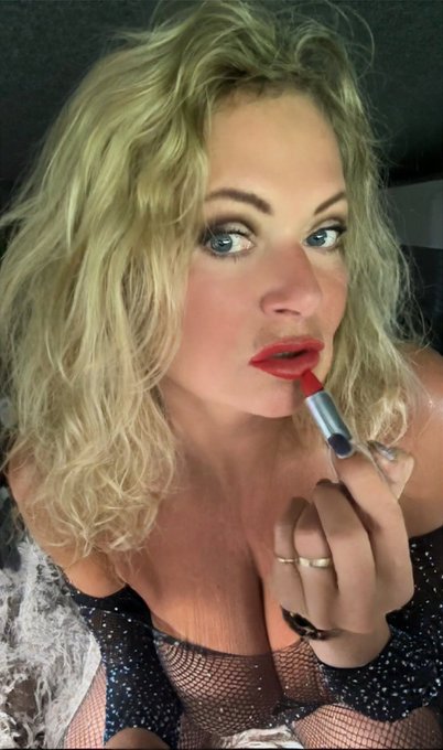 someone said they liked red lipstick!  xx https://t.co/DgY5y6QCtr  💋 https://t.co/GsToNvgzjx