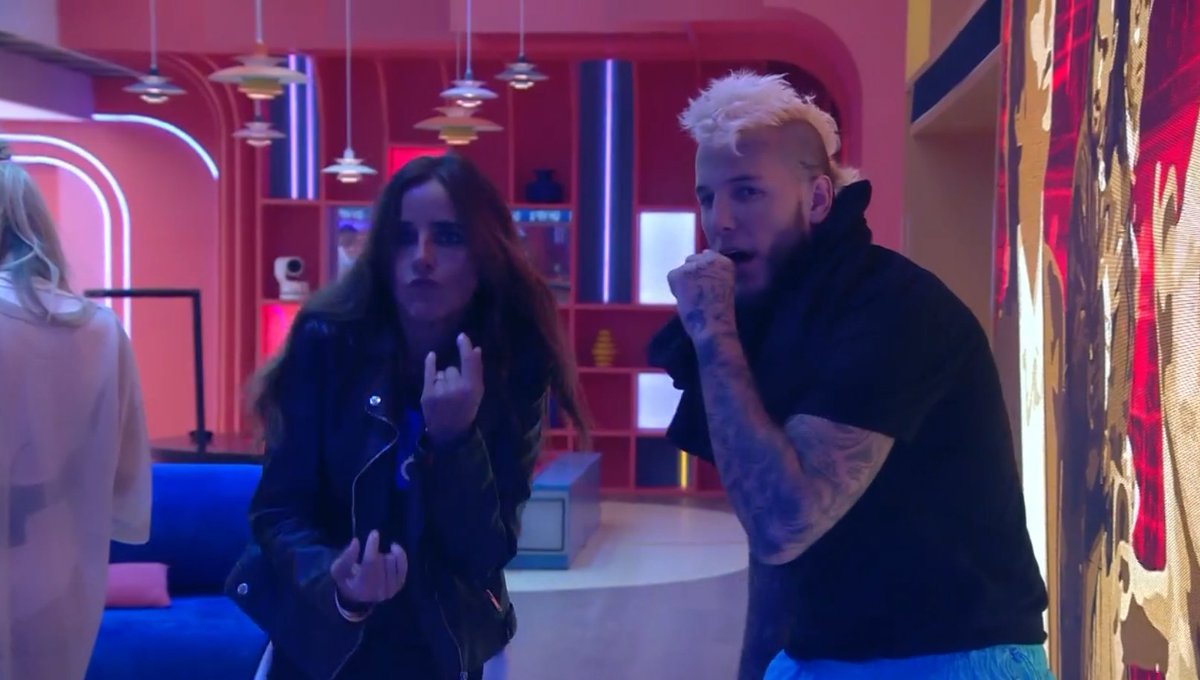 VeroLinda2021's tweet image. Alex y Carmen disfrutando de la fiesta... no quiero q se separe el grupoo, a seguir votando a Luitingooo 

#GHVIP25O
