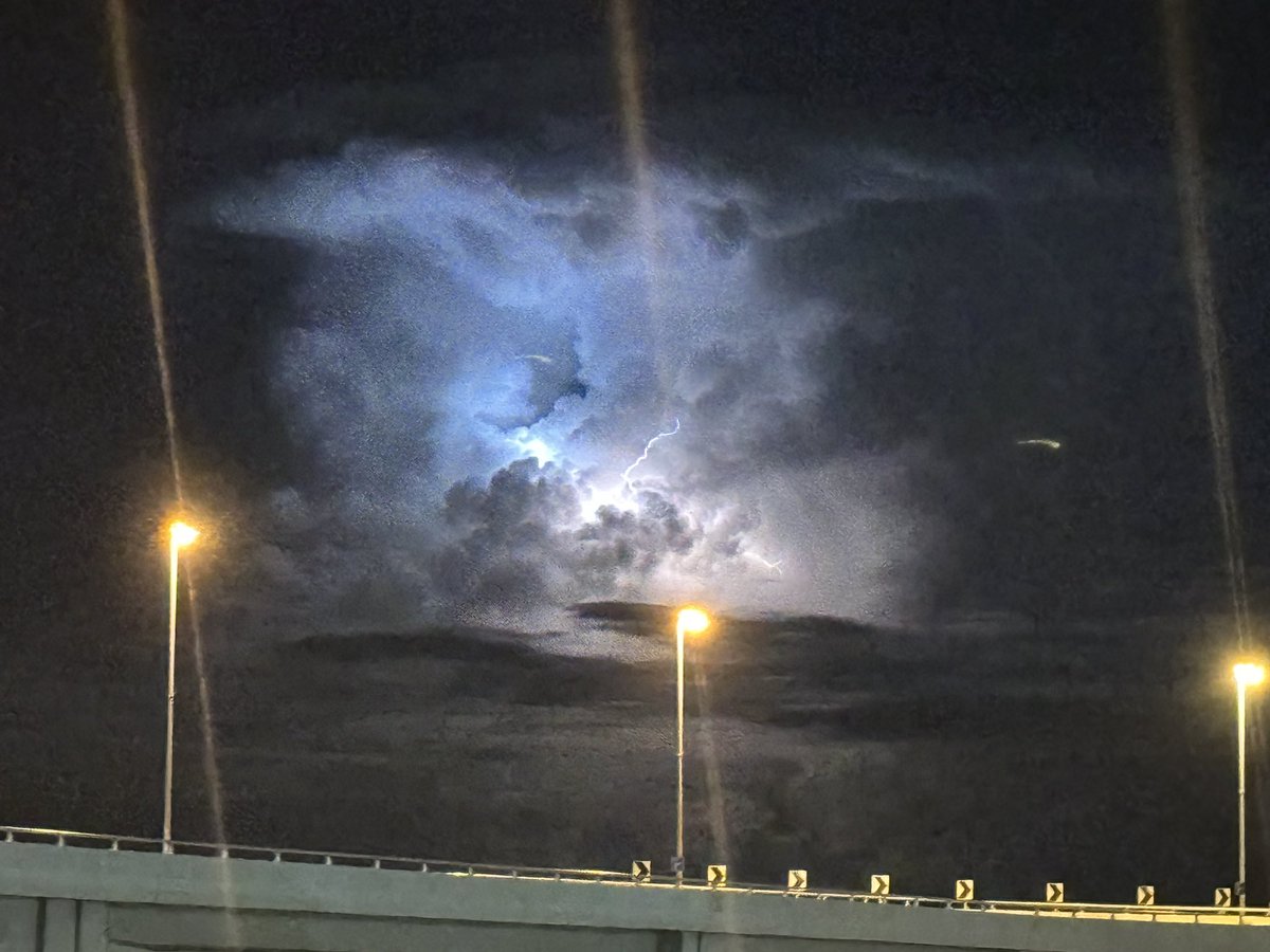 bainphantom's tweet photo. 皆様おはようございます。
久しぶりの投稿は朝から雷が光ってます。

楽しい一日になりますように✨😁 https://t.co/HMF3snKHAg