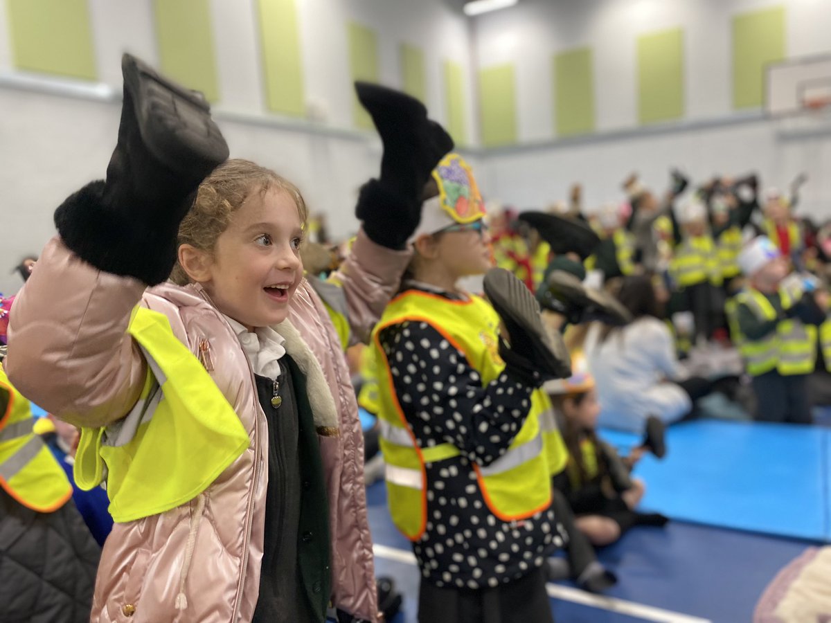 stasaphvp's tweet photo. The 🐛 &amp; 🦋 class had a fantastic time at the Jambori. We sang and danced along to many of our Welsh favourites. 🎶🤩Diolch yn fawr Mr Urdd for making an appearance too! 🏴󠁧󠁢󠁷󠁬󠁳󠁿 #VPHC @Urdd @AthrawonB https://t.co/TjR60iZBpD