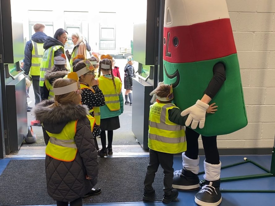 stasaphvp's tweet photo. The 🐛 &amp; 🦋 class had a fantastic time at the Jambori. We sang and danced along to many of our Welsh favourites. 🎶🤩Diolch yn fawr Mr Urdd for making an appearance too! 🏴󠁧󠁢󠁷󠁬󠁳󠁿 #VPHC @Urdd @AthrawonB https://t.co/TjR60iZBpD