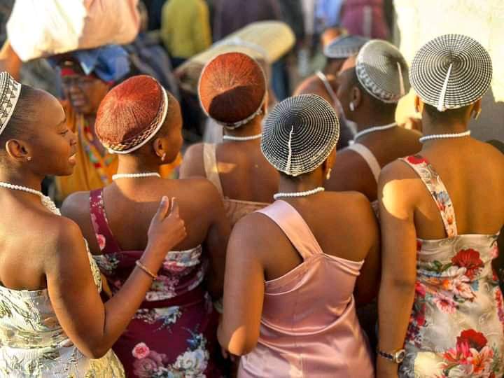 ZuluSweG's tweet image. IMIGOMO KAMAKOTI:

1. Akangeni esibayeni.
2. Akawudabuli umhlambi wey'nkomo.
3. Akabe esahlukana netete uyolibhinca aze ayokwendela kwelizayo.
4. Akadluli phambi kwendlu kababezala.
5. Akambizi ubabezala ngegama, uma embiza umbiza ngegama lebutho lakhe ayebuthwele kulo e.g. . .