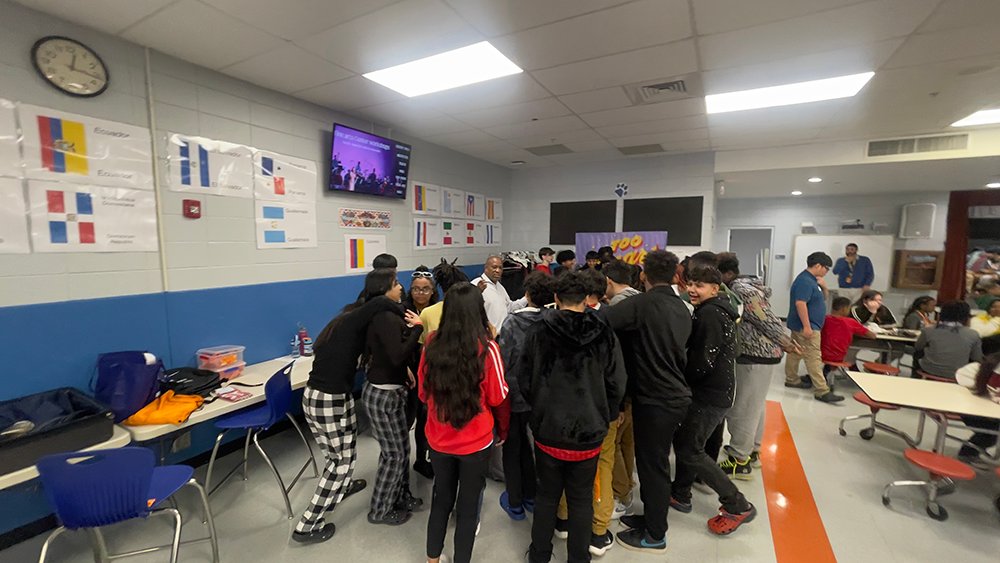 justsaysc's tweet photo. #JSS's Stacey Ashmore &amp; Mally Mitchell talked to Lakeview M students about RR Week &amp; teen smoking/vaping dangers. Students in YIS happily greeted them, taking pics w/Mr. Stacey!

Support our prgrms:

Youth Impact Sports: https://t.co/XbJq2BFEdt
SFP: https://t.co/JQsZ7q8Deo

THANX https://t.co/k5odB1Fr6s