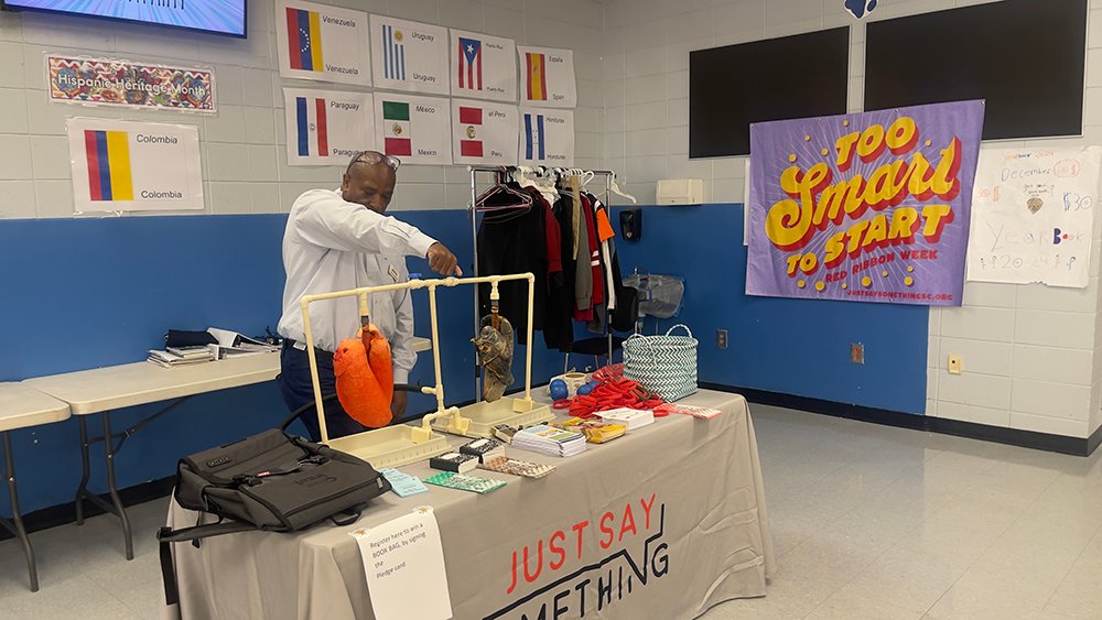 justsaysc's tweet photo. #JSS's Stacey Ashmore &amp; Mally Mitchell talked to Lakeview M students about RR Week &amp; teen smoking/vaping dangers. Students in YIS happily greeted them, taking pics w/Mr. Stacey!

Support our prgrms:

Youth Impact Sports: https://t.co/XbJq2BFEdt
SFP: https://t.co/JQsZ7q8Deo

THANX https://t.co/k5odB1Fr6s
