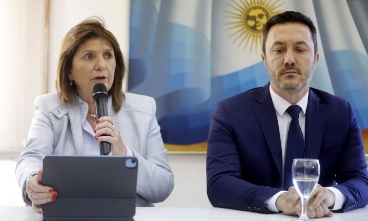 Winston_Dunhill's tweet photo. Hablando de institucionalidad vengo a recordar que estos dos de abajo, hace escasos dos meses, se presentaron a internas y les ganaron con el 60,03% de los votos compitiendo contra una fórmula conformada por Larreta y Morales y apoyados por Vidal, Lousteau y Carrió. https://t.co/gggcanOuUv