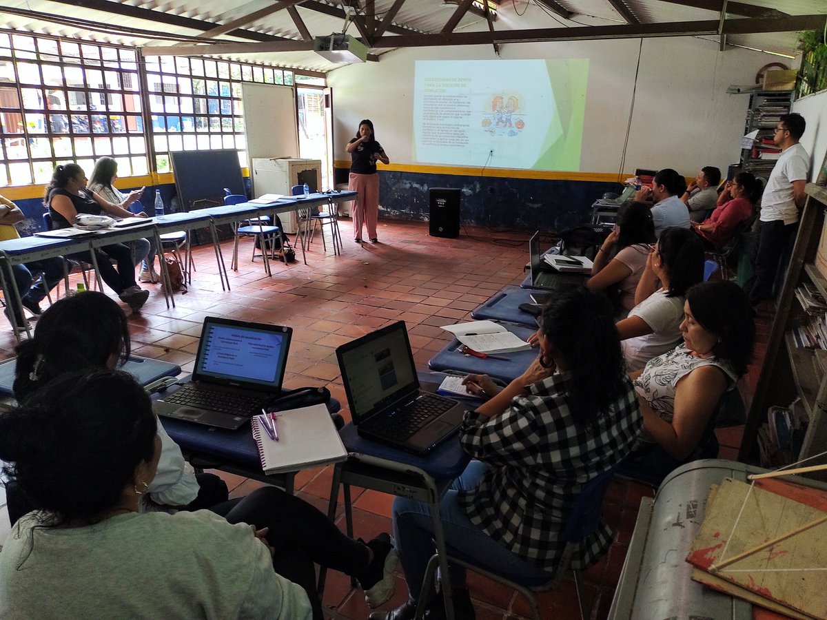 jackdavidanzola's tweet photo. CDA Talauta de El Peñón Cundinamarca, docentes comprometidos con la educación. Formación docente en acción @PTA_Colombia @JennyCarito @DazRubiano @Mineducacion https://t.co/qtmNaW3kGm
