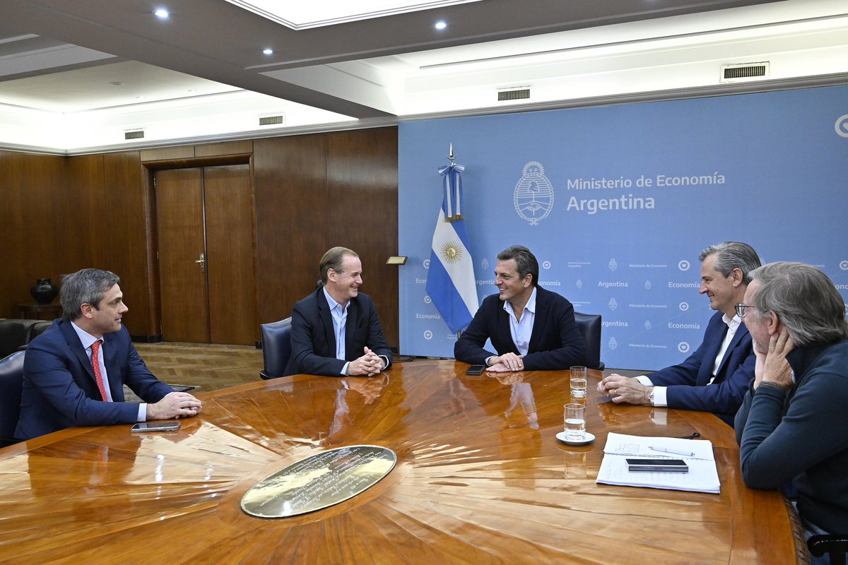 Junto a <a href="/bordet/">Gustavo Bordet</a> nos reunimos con <a href="/SergioMassa/">Sergio Massa</a> donde evaluamos las elecciones y también establecimos una agenda de trabajo. 

Vamos por un país federal, con un presidente que mira a las provincias, vamos a cuidar lo que tenemos e ir por más. 

#MassaPresidente
