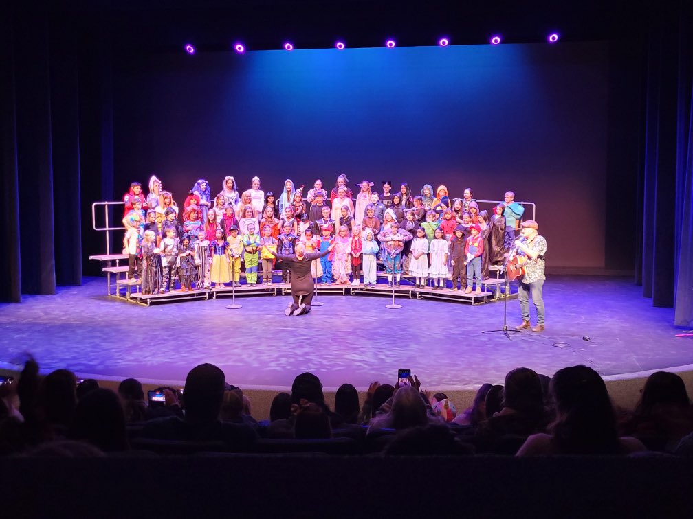 Congratulations to the Thickwood Choir, @ValerieGondek and Norman Foote on a great show last night @KeyanoTheatre! Special thank-you to all the families who came out to support our Thunderbirds @fmpsd