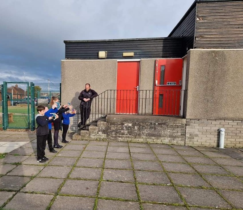 A great first session at Dalmilling Primary school making bows, arrows, and paper aeroplanes at our Parent And Child Together STEM group this afternoon.
<a href="/Dalmillingps/">Dalmilling Primary</a>
#ThrivingCommunities 
#STEM
