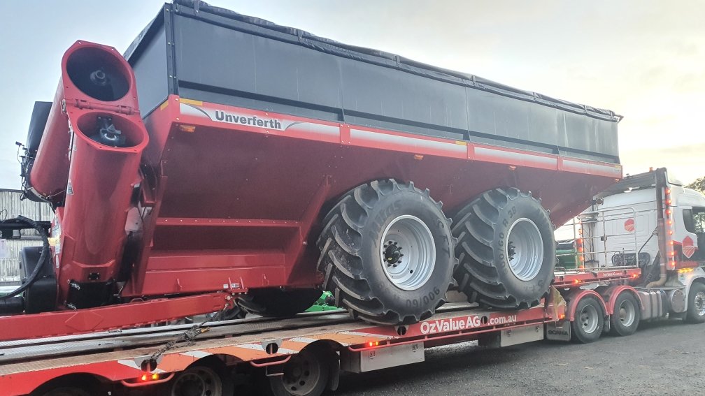 OzAG_Machinery's tweet photo. Delivery to the Mallee this morning, a @UnverferthMfg UM2070 Chaser Bin 
@walchy73 is getting ready for big harvest

https://t.co/TSmWcK7ybO
#werefarmerstoo #ozvalue #unverferth #55T #chaserbin #graincart #70m3 #steerableduals #520scales #harvest23 #oftm #deliveryteam https://t.co/WwEFKSjxcQ