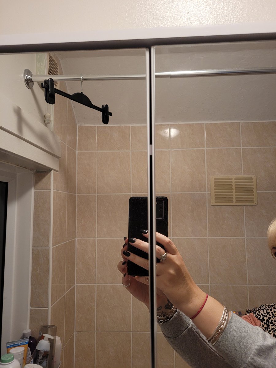 MissRobyn_x's tweet photo. @bmstores what do you call this shoddy cabinet? That i had to pay to put together and hang up??? https://t.co/VJctygzOiO