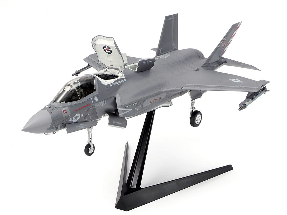 TamiyaUSA's tweet photo. Arriving in time for the holidays! Our all-new Lockheed Martin F-35 B Lightning II! https://t.co/YB9yMwZF3S