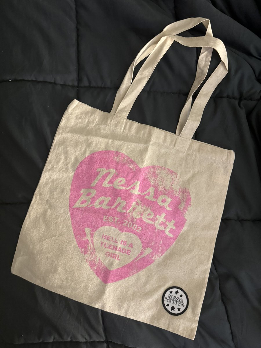 GIVEAWAY🩷💒
I’m giving away the VIP tour tote bag since I went to soundcheck twice! PLEASE only enter if you did not attend soundcheck or had vip for your show. I will be checking twitters to make sure! I want this to go to someone who was unable to afford VIP so please do the