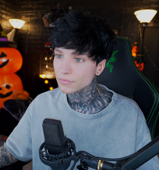 xCryboy tweet picture