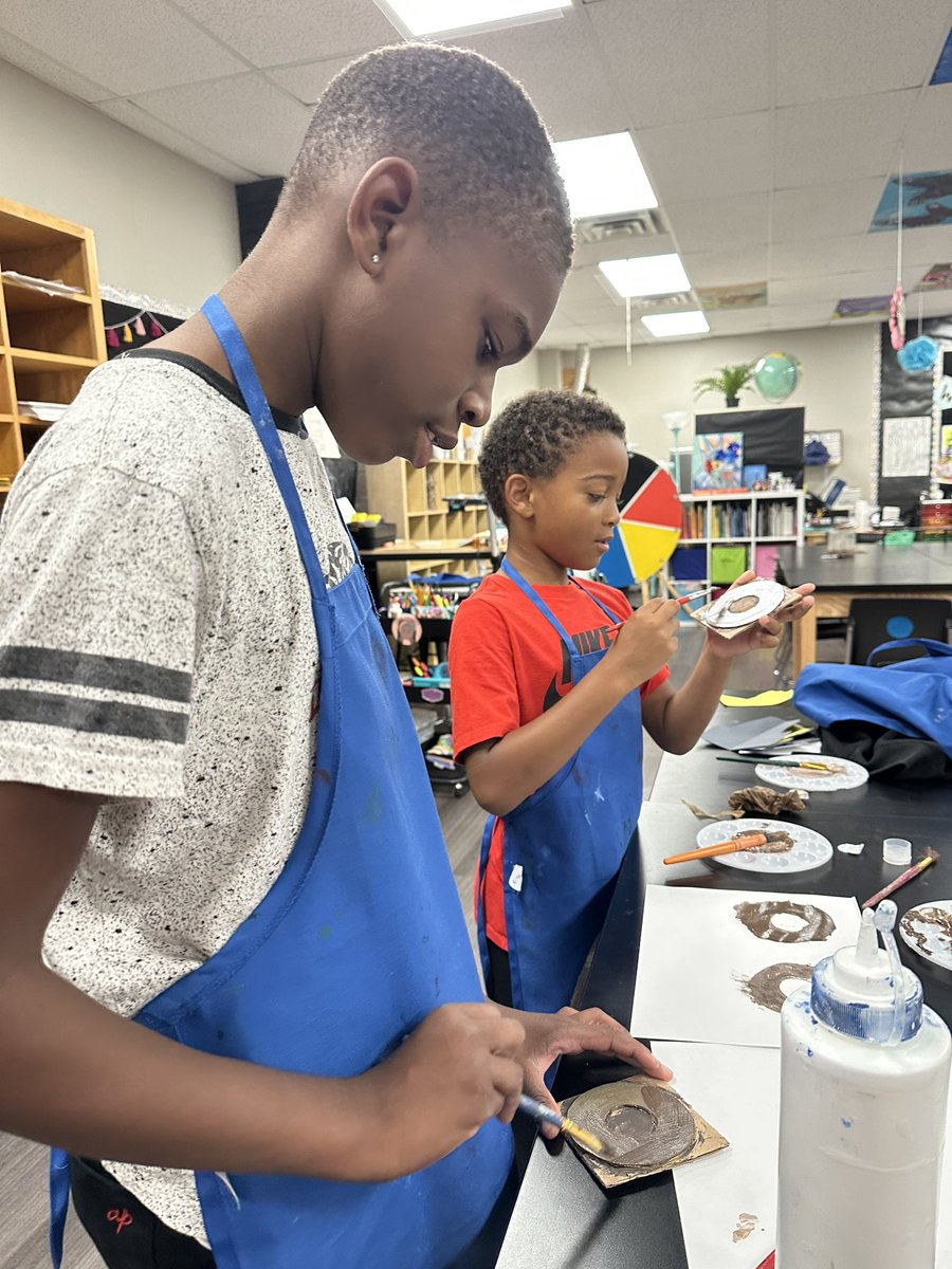 MsCompean's tweet photo. Newest addition &amp; incentive in Skyview Art! 5th &amp;6th applied to be mentors &amp;the selected are carefully paired w a K-4 protege. This morning they started their 1st project together &amp;I loved listening to this pair problem solve &amp;talk about school and football😍🎨
#risdartmatters https://t.co/LLkVZAZIBm