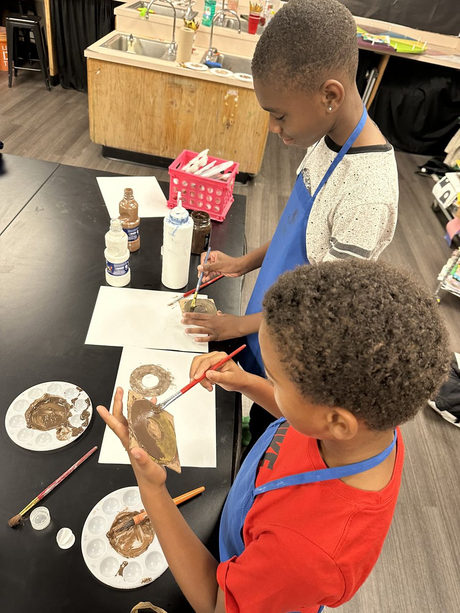 MsCompean's tweet photo. Newest addition &amp; incentive in Skyview Art! 5th &amp;6th applied to be mentors &amp;the selected are carefully paired w a K-4 protege. This morning they started their 1st project together &amp;I loved listening to this pair problem solve &amp;talk about school and football😍🎨
#risdartmatters https://t.co/LLkVZAZIBm