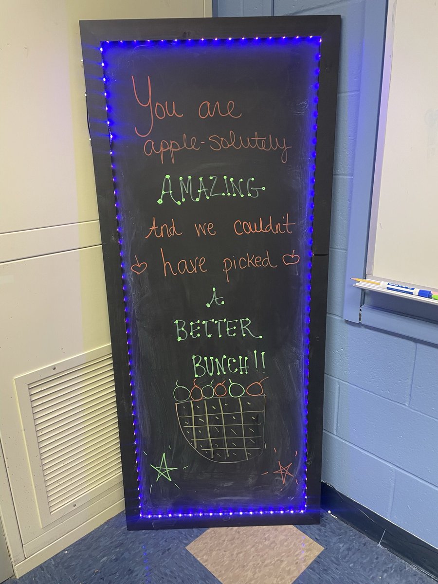A little yummy treat for our Staff: “Fall Apple Bar.” 🍁🍏🍎🍁<a href="/LelyLionsRoar/">Lely Elementary</a>
