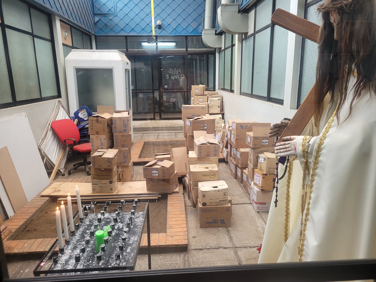klaudita37's tweet photo. Así  como bodega tiene el lugar donde  católicos  piden por sus enfermos  y por ellos mismos en  el @hospitalcastro   una falta de respeto para todos ellos yo no siendo católica empatizo  con ellos que  tengan su lugar de recogimiento como bodega  de basura sillas rotas. Etc etc https://t.co/BDHRXJusMG