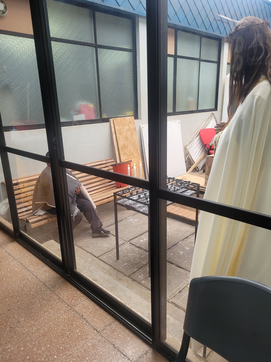klaudita37's tweet photo. Así  como bodega tiene el lugar donde  católicos  piden por sus enfermos  y por ellos mismos en  el @hospitalcastro   una falta de respeto para todos ellos yo no siendo católica empatizo  con ellos que  tengan su lugar de recogimiento como bodega  de basura sillas rotas. Etc etc https://t.co/BDHRXJusMG