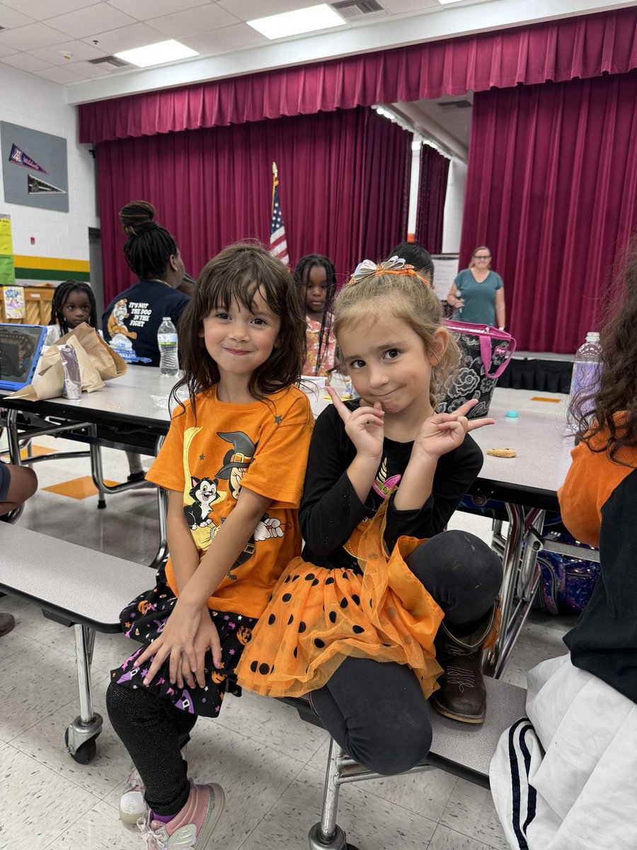 PowellEPISD's tweet photo. Powell Elementary stood against bullying today by wearing orange! 
#ItStartsWithUs
@ELPASO_ISD https://t.co/8wILXjInUI