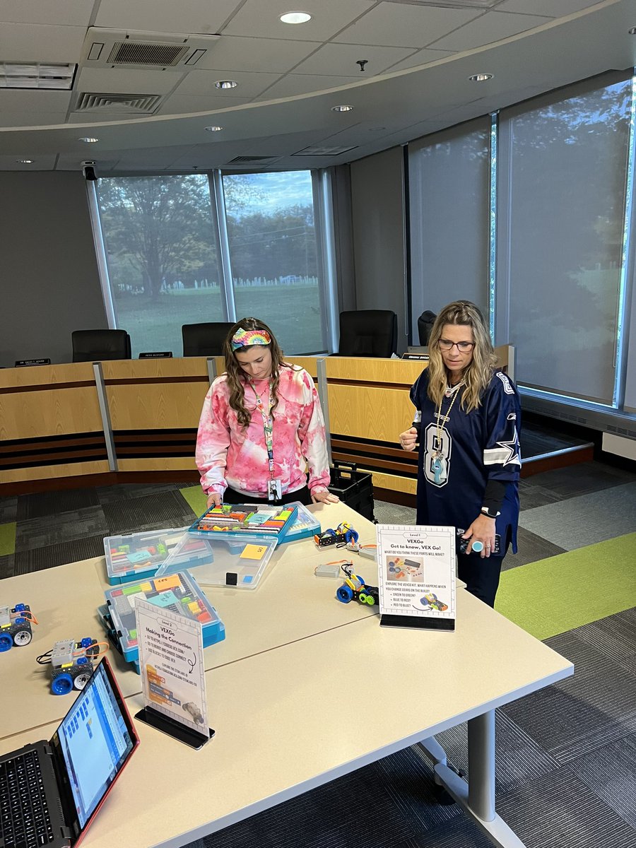 Shout out to my awesome teammate <a href="/HurleBen/">Benjamin Hurley</a> for introducing computational thinking and robotics to our Elementary ETLC tonight! <a href="/JordanWaybrigh3/">Jordan Waybright</a> <a href="/PlumeEli/">Beth Plume</a> <a href="/MrsSpizzo19/">Tiffany Spizzo</a> <a href="/AnnKAnders/">Dr. Ann K. Laber Anders</a>