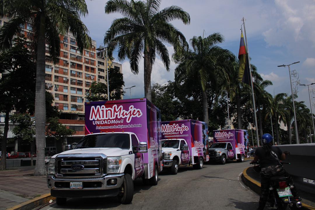 Caracas | Se entregan diez unidades móviles para la prevención del cáncer de cuello uterino, la meta es alcanzar 100 unidades de este tipo para atender y garantizar la salud gratuita a las venezolanas en todo el territorio nacional, informó el Pdte. <a href="/NicolasMaduro/">Nicolás Maduro</a>