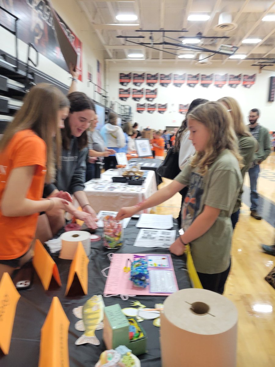 partrike1's tweet photo. LHS SCIENCE table staffed by 4 amazing students at tonight's Showcase. Go Tigers. https://t.co/rbu4EVffCk