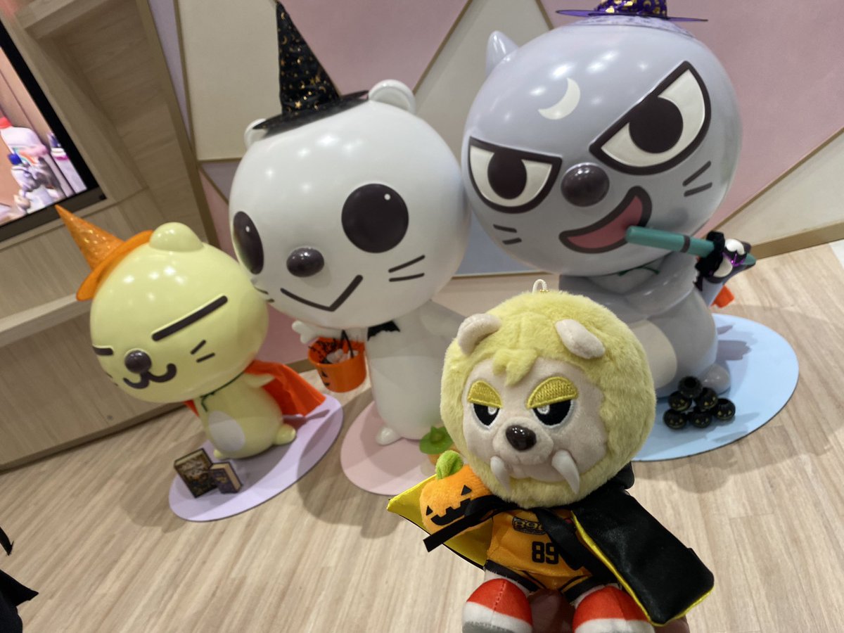 Papanda2022's tweet photo. ぐりりカフェでくつろいで
おやおや
ぐりり達もハロウィン🎃仕様
なつちゃんのティナとパシャリ📸
ぐりり達ともパシャリ...
#ぐりり
#khb5
#89ers
#ティナ
#ハロウィン https://t.co/2z7j5jOR7s