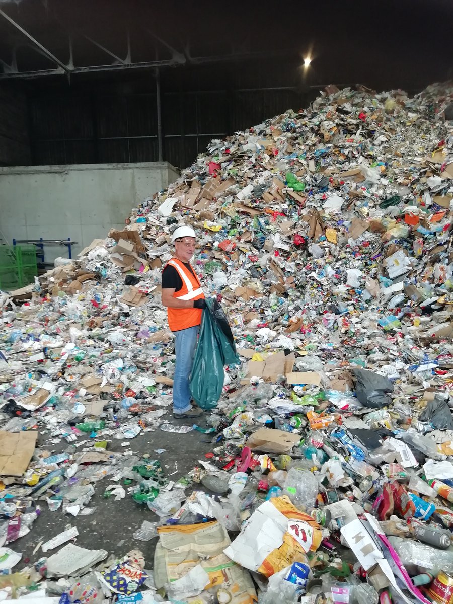 bibiartist's tweet photo. Début de l'aventure  Gazouillis #2 
La collecte au tri sélectif
Destination : 400 oiseaux en bidons et bouteilles recyclés réalisés par des enfants et allumés pour la Fête des Lumières Place du 8 Mai 1945 Lyon.
#bibi #plastique #fetedeslumieres #lyon8 #installationart #gazouillis https://t.co/H73RaEsNOw