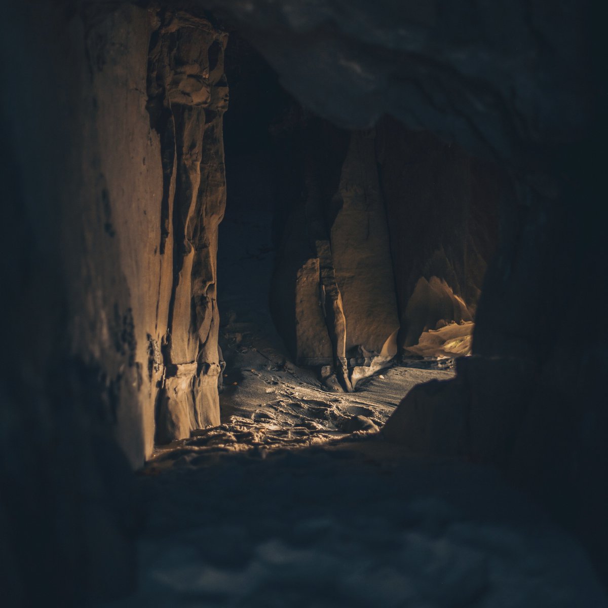 ginapoet's tweet image. blackness and silence
hiss of vapor from the depths
red eyes are waiting
Resurrected an old #haiku for #Fantaiku prompt "cave"
#poetrycommunity #scifaiku #micropoem
Image by Bradley Dunn (Unsplash)