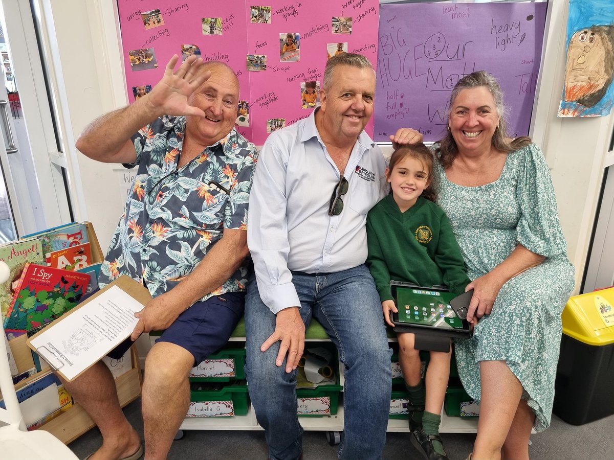 CleverKindy's tweet photo. Grandparents day 💙 https://t.co/drY6KulZVi