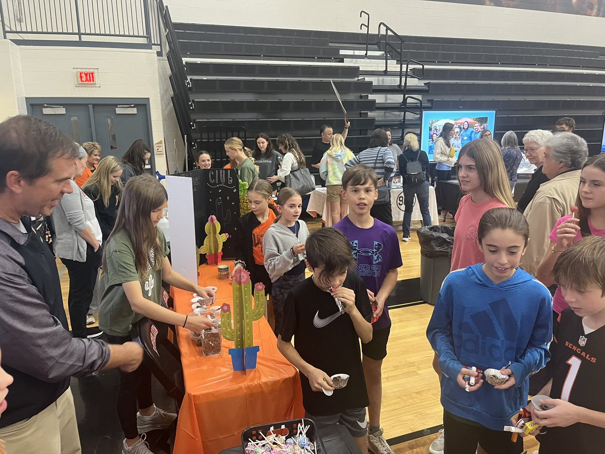 Lots of amazing programs and resources being shared tonight at Loveland Showcase Night! <a href="/LIS_MrHart/">John Hart</a> #beLOVEland