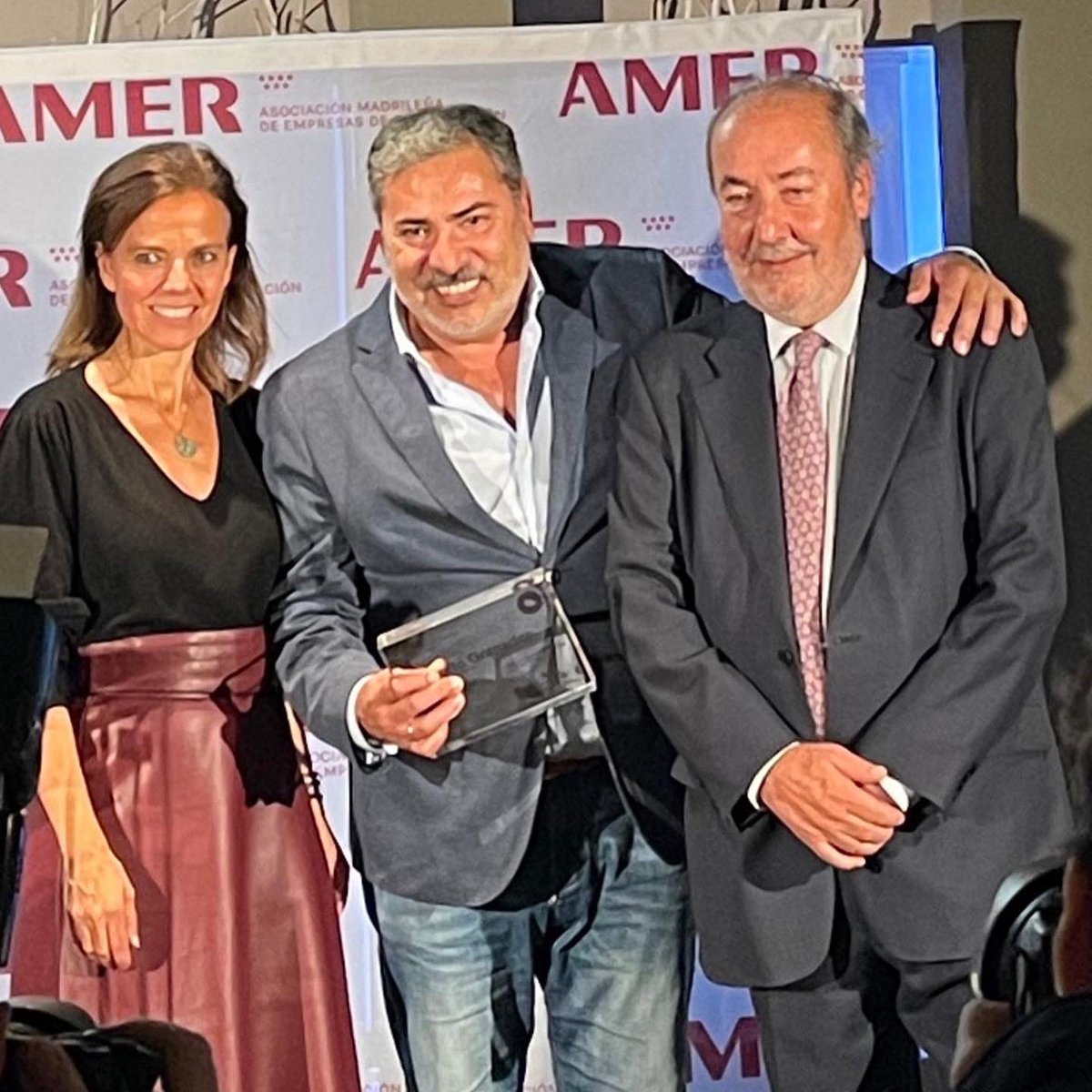 Enhorabuena a nuestro director <a href="/albgranados/">Alberto Granados</a> la Asociación Madrileña de Empresas de Restauración #AMER le ha nombrado, en la primera edición de los premios “Cómete Madrid”, mejor comunicador gastronómico del año. ¡Bien!
