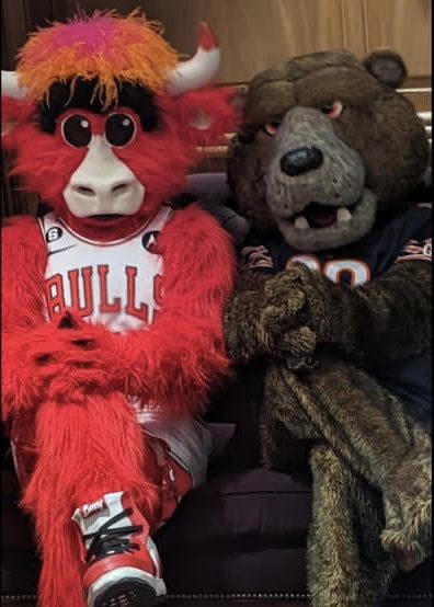 From one distinguished mascot to another, good luck w/ the season!🐻❤️🏀 @bennythebull #OpeningNight