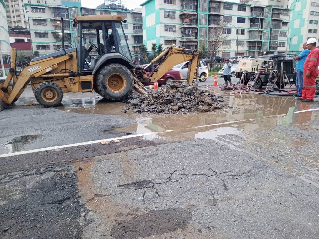 mintransporteve's tweet photo. #Atención | Fuerza laboral de @Mantenvial01 realiza labores de mantenimiento en la autopista Valle - Coche, en Caracas ¡Solicitamos a los conductores tomar sus previsiones! ¡Trabajamos para mejorar la vialidad!

 #ActivosYFirmes https://t.co/EFHErn9k33