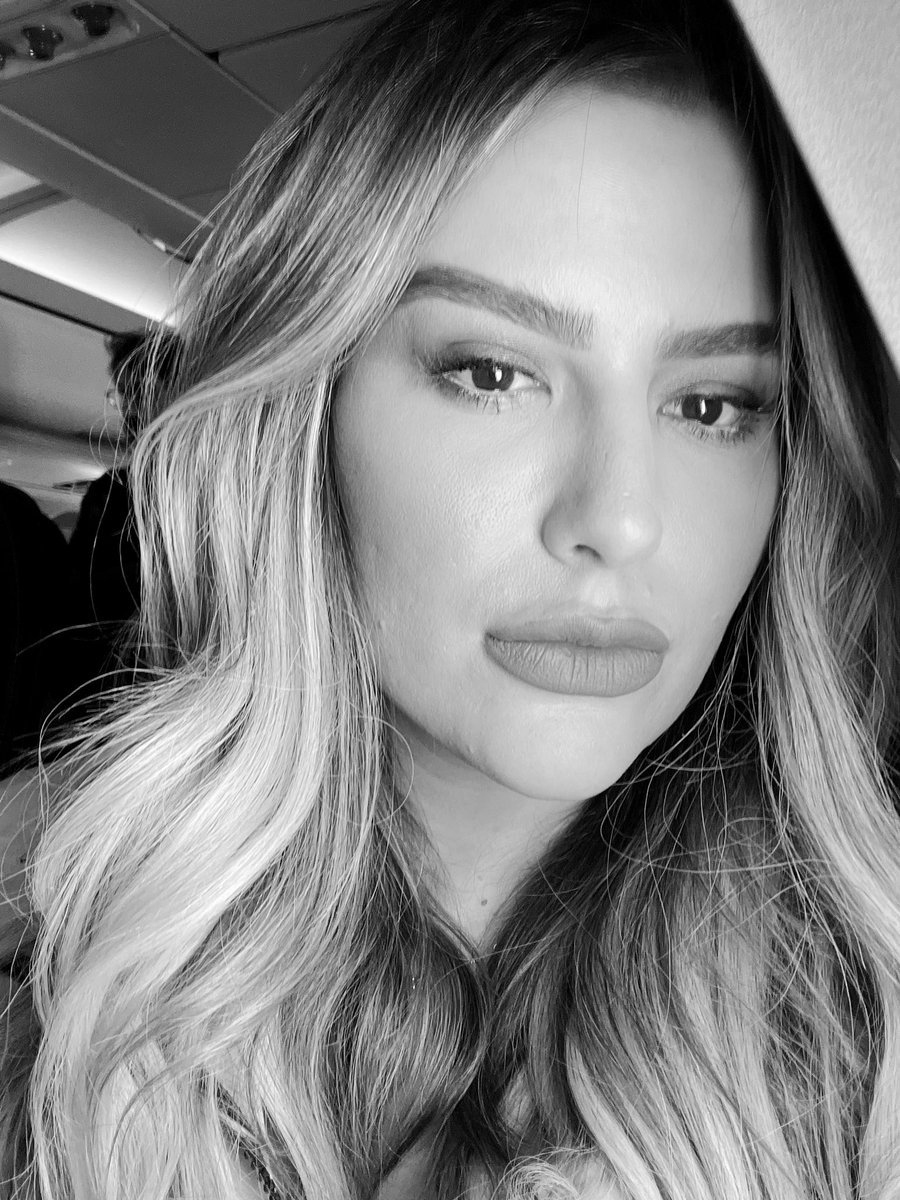 FernandaKeulla's tweet photo. Chegay GOIÂNIA! Pensa num calor… SÓ JESUS 🥵 https://t.co/bw0cQFt170
