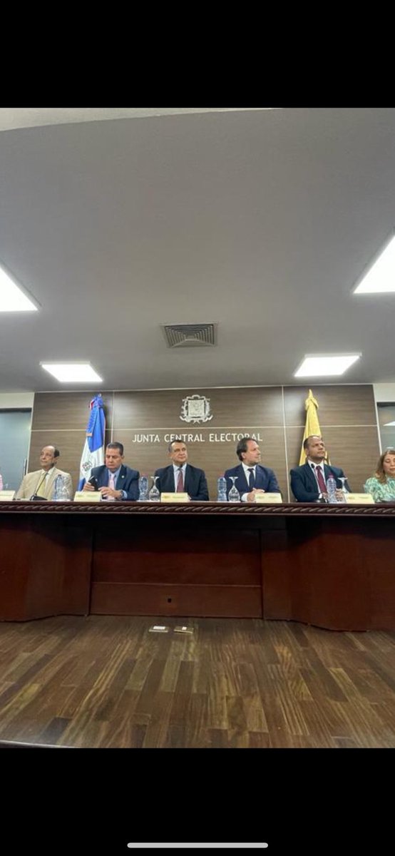 pacoguerreroa65's tweet photo. Un honor haber participado en la entrega de certificados ISO 9001, ISO 54001 e ISO 27001 a la @juntacentral. Felicidades amigos y amigas dominicanos por tan importante logro. El fortalecimiento de la democracia de República Dominicana 🇩🇴 es un compromiso de ⁦@OEA_oficial⁩ https://t.co/78oNBEK9fy