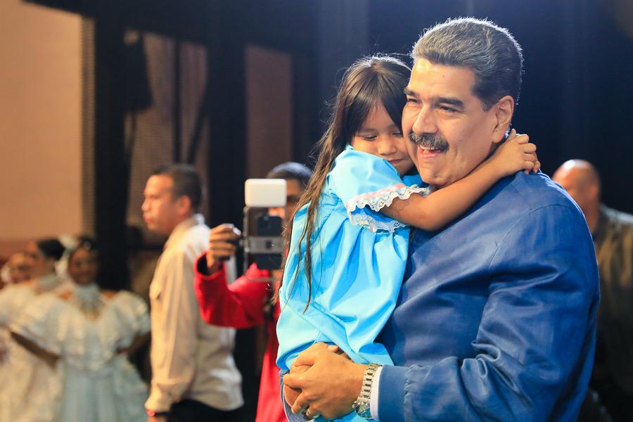 #LoDijo || <a href="/NicolasMaduro/">Nicolás Maduro</a> crea el Estado Mayor de la Gran Misión Venezuela Mujer. El Presidente venezolano ordenó a Ministros y Ministras de su gabinete priorizar este programa de atención integral a las venezolanas.

#25Oct