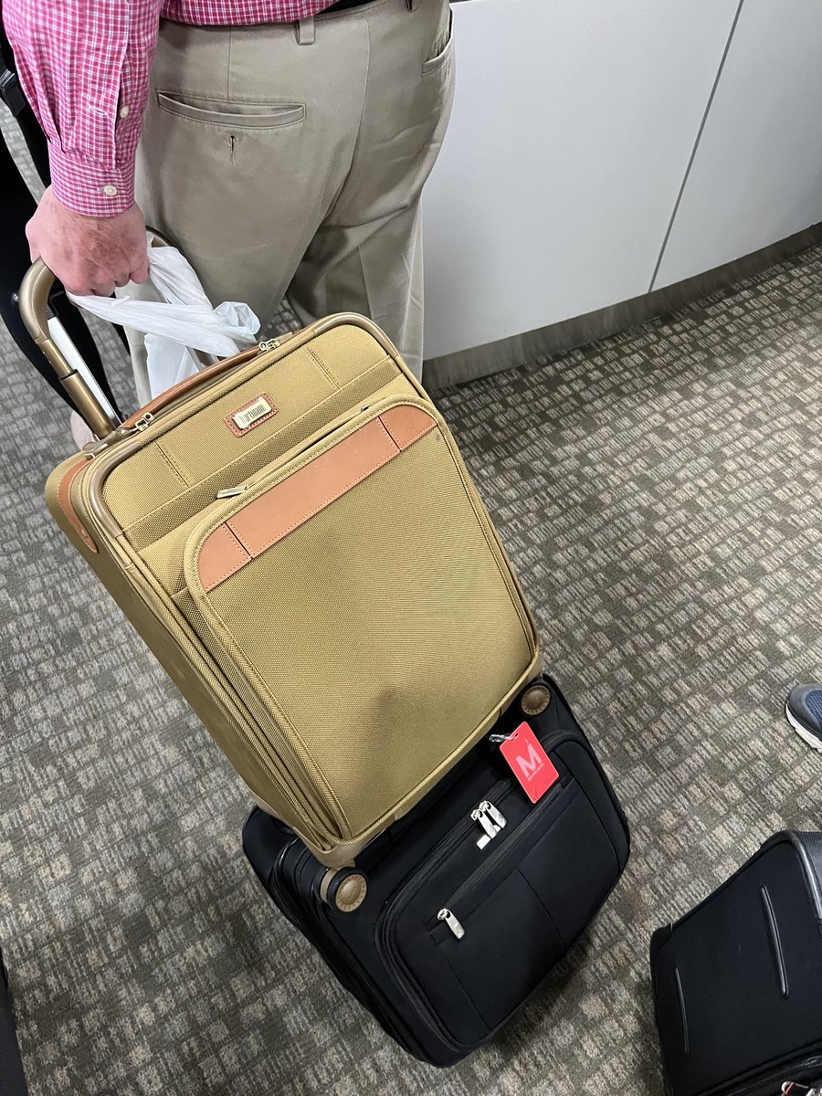 jay_vida's tweet photo. This week I’m selling the airlines and their wildddd double standards. This dude literally just rolled up on my flight with this as a “carry on + personal item” 🤨 They said nothing…

@BeardownCuz @RobbyBerger @BrillDumbShow @ohwowthejet https://t.co/3VFqwvGjGI