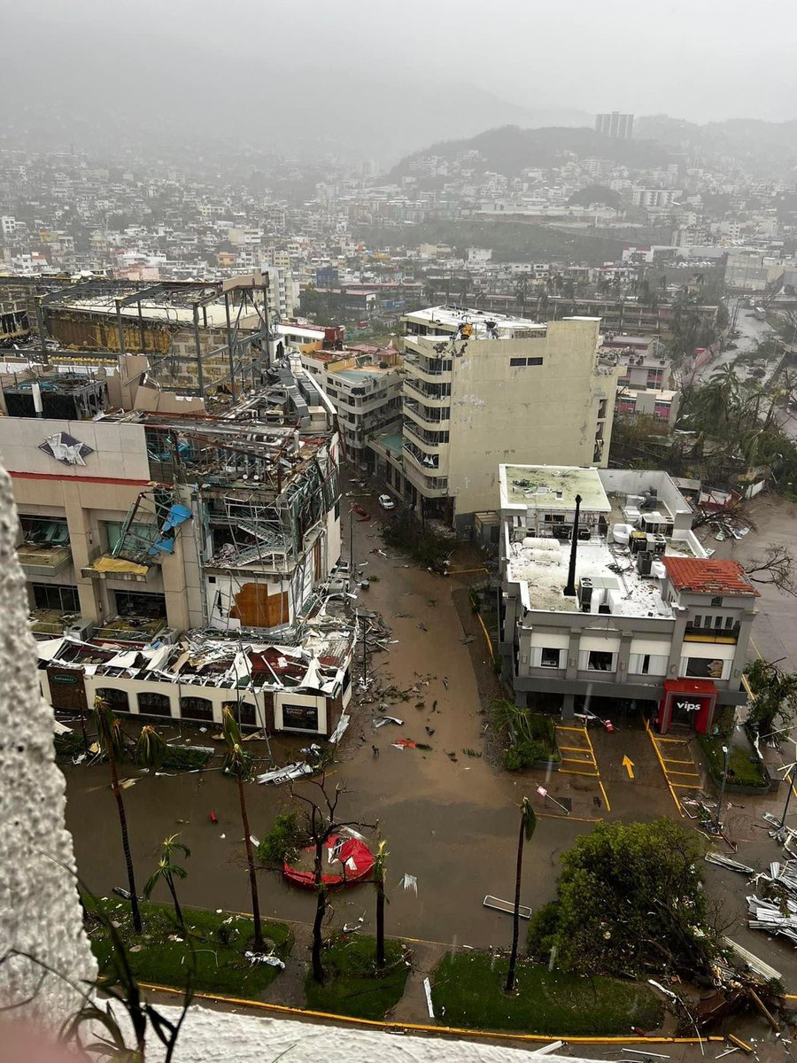 RJXMMichoacan's tweet photo. Preocupante la situación que se vive en #Guerrero tras el paso del huracán #Otis, muchas familias afectadas, que lamentablemente les costará mucho recuperarse ya que el presidente @lopezobrador_ quito el Fonden.

Toda nuestra solidaridad para los guerrerenses. https://t.co/ot2hfpFdJX