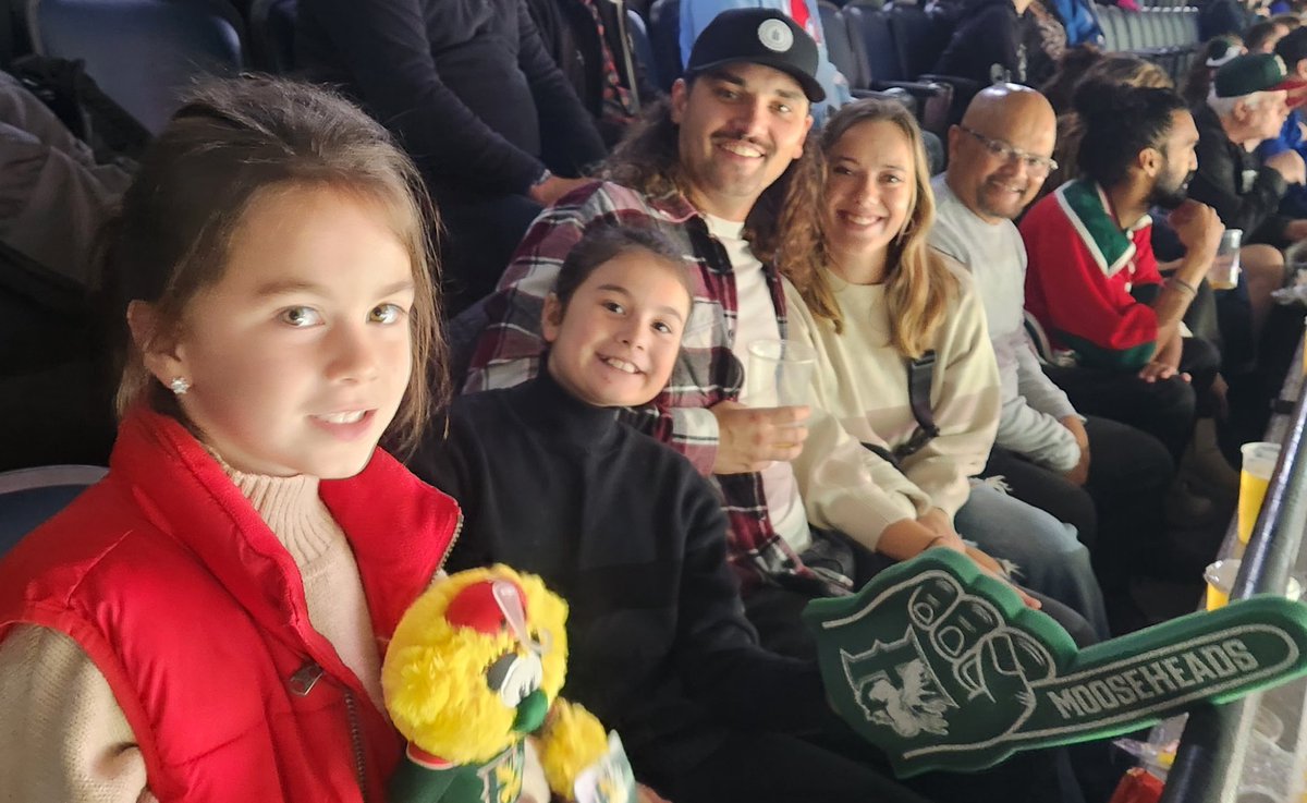 Midnight_Jewels's tweet photo. These awesome kiddos are showing visiting family how to cheer on the @HFXMooseheads!! #GoMooseGo https://t.co/RiWbty02yK