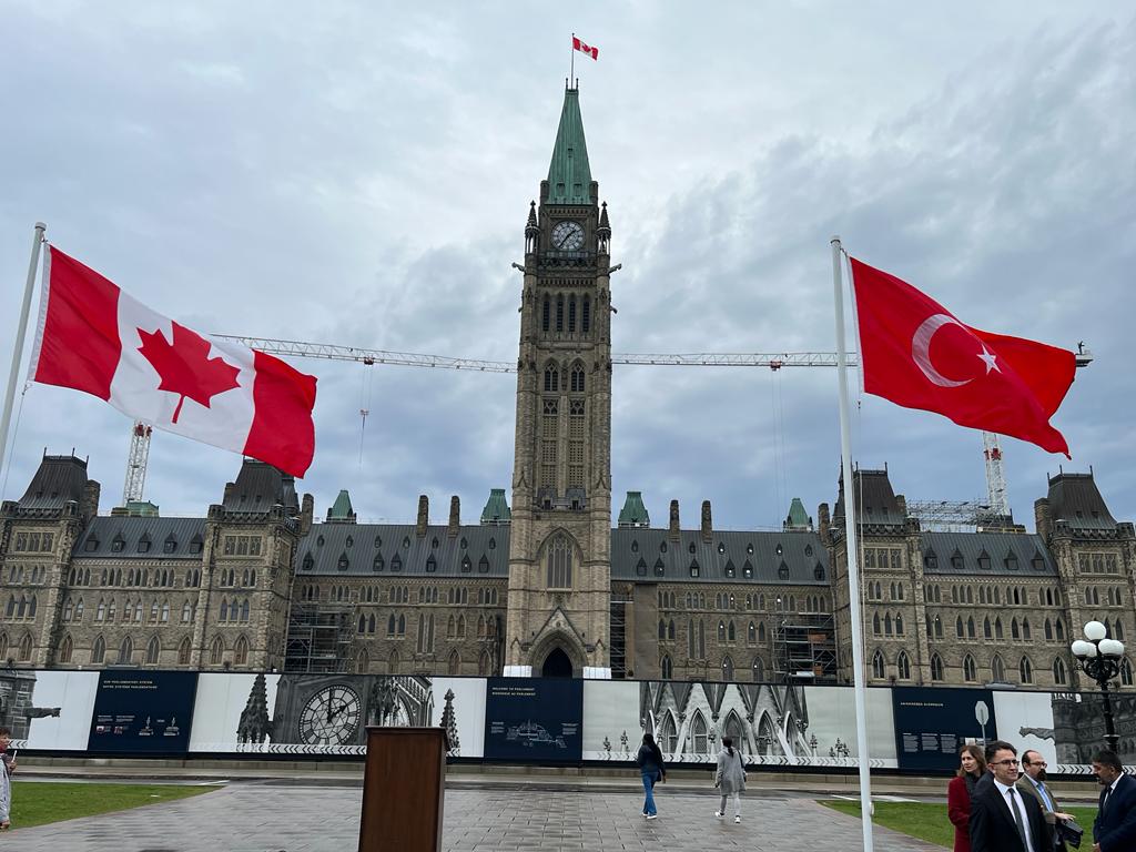 TC_OttavaBE's tweet photo. Une cérémonie de lever du drapeau a eu lieu au Parlement canadien dans le cadres des célébrations du centenaire de la République de Turquie. https://t.co/oLvUQLrebW