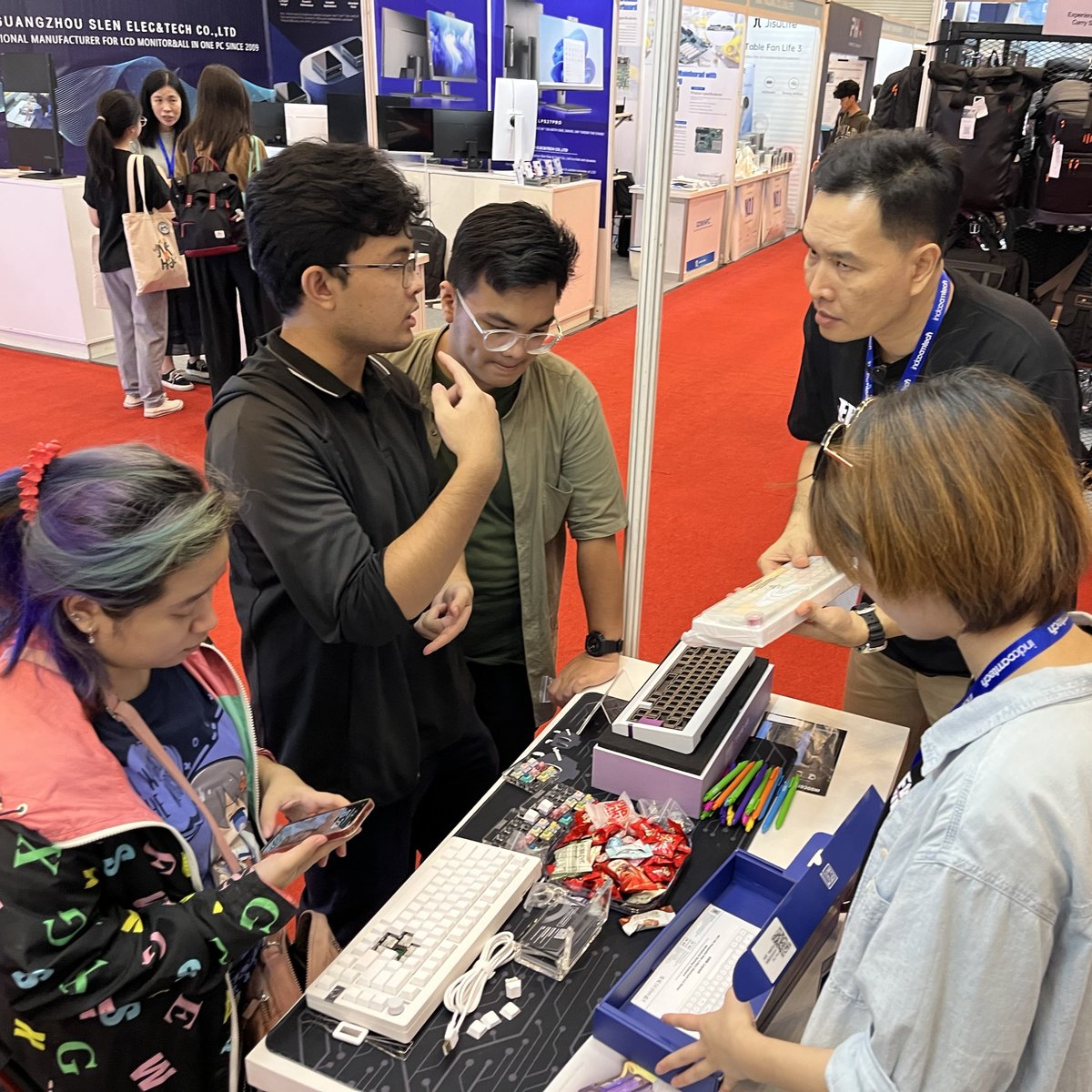 EpomakerK's tweet photo. 👀Indocomtech on site👈
🍼Time to spark the curiosity of our little explorers👶(Awwwwww🥰)
😂Let's kickstart the tech journey from the crib🍼
#epomaker #epomakerkeyboad #indocomtech #indocomtech2023 #eventjakarta #eventtechnology #technoexpo #technology https://t.co/D3pslsYbi1