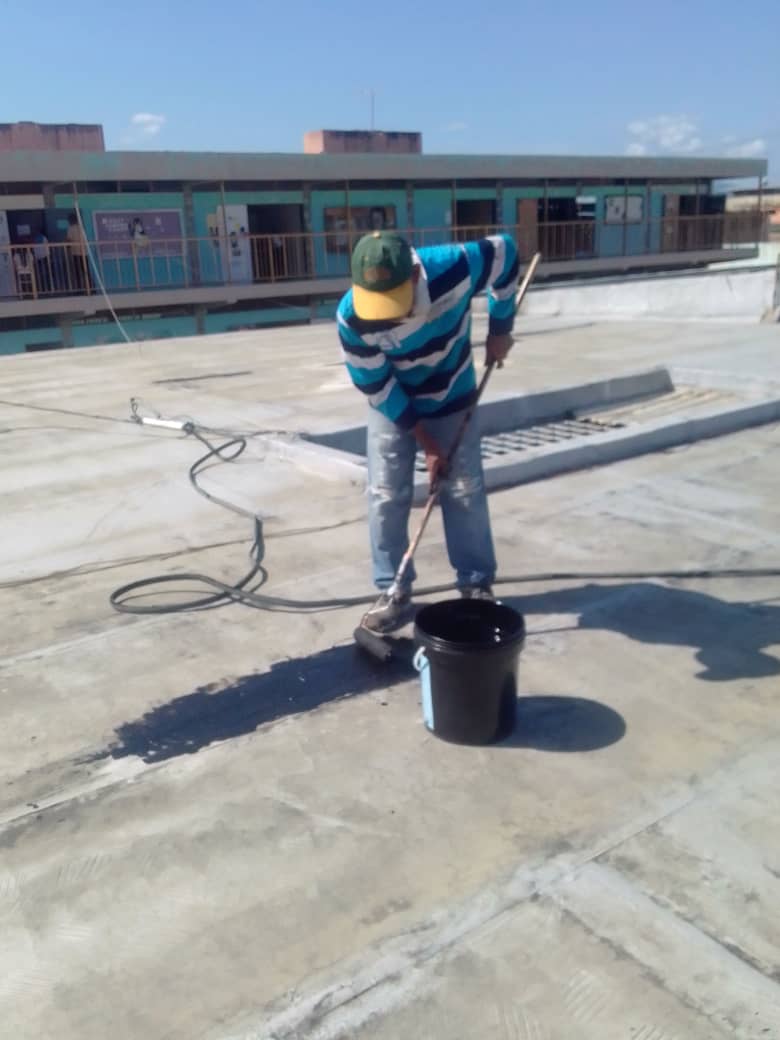 cdeayacucho's tweet photo. #ActivosYFirmes . Con el apoyo de FEDE y la Comunidad Educativa, la EB. "Federal Sucre" inicia la reparación de la impermeabilización del techo de dicha asa de estudios. @_LaAvanzadora @KarenlyPSUV @CDCEMcpioSucre @MPPEDUCACION @CDCESucre https://t.co/Cdz22nVssA