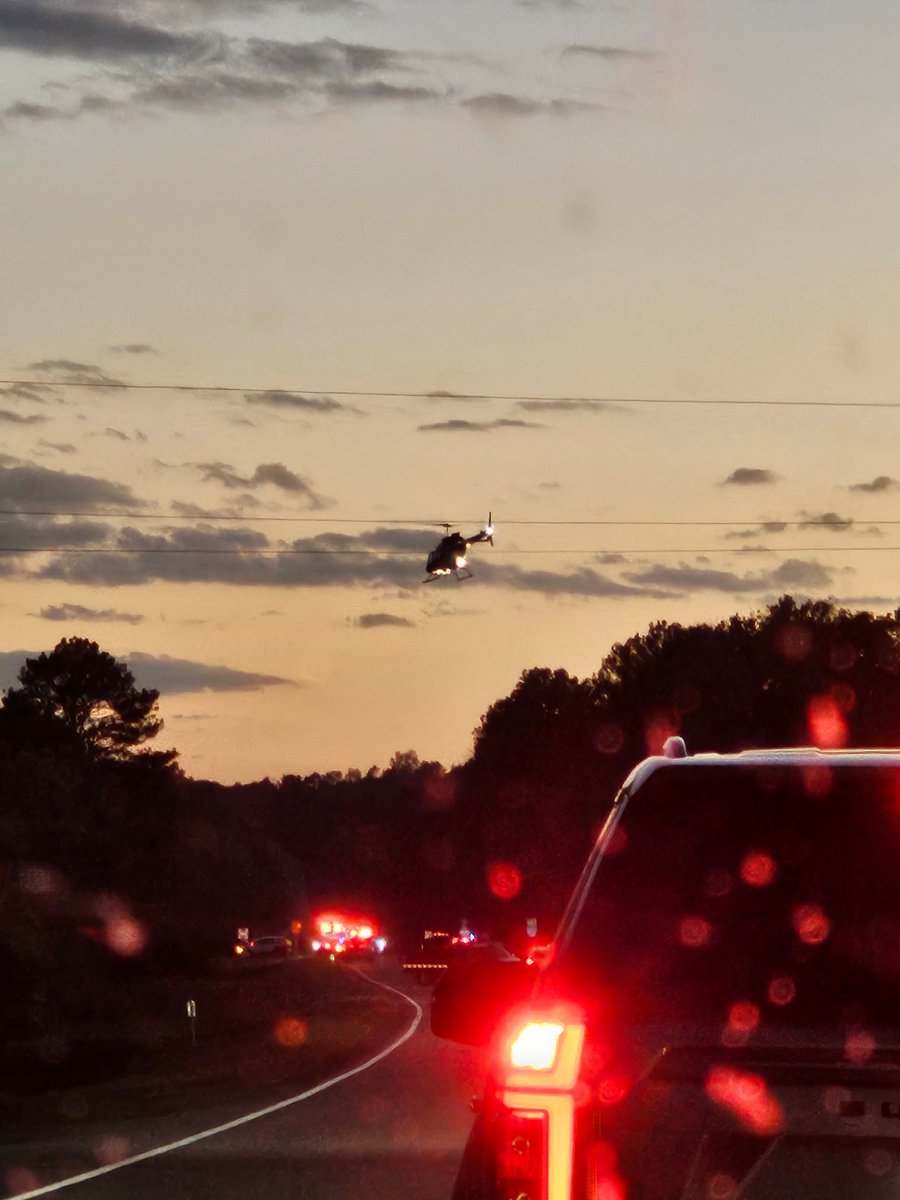 DirectorDan54's tweet photo. Lifesaver leaving wreck on Hwy 13 just south of Eldridge @spann https://t.co/YOdGhidZNb
