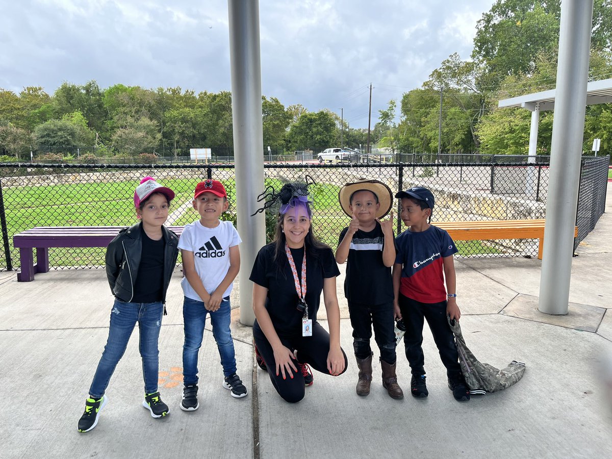 MsFazzolari's tweet photo. Wear a hat to protect your 🧠 ! 🧡🐻💜 @GTGrizzlyBears https://t.co/e2WdtIhpko