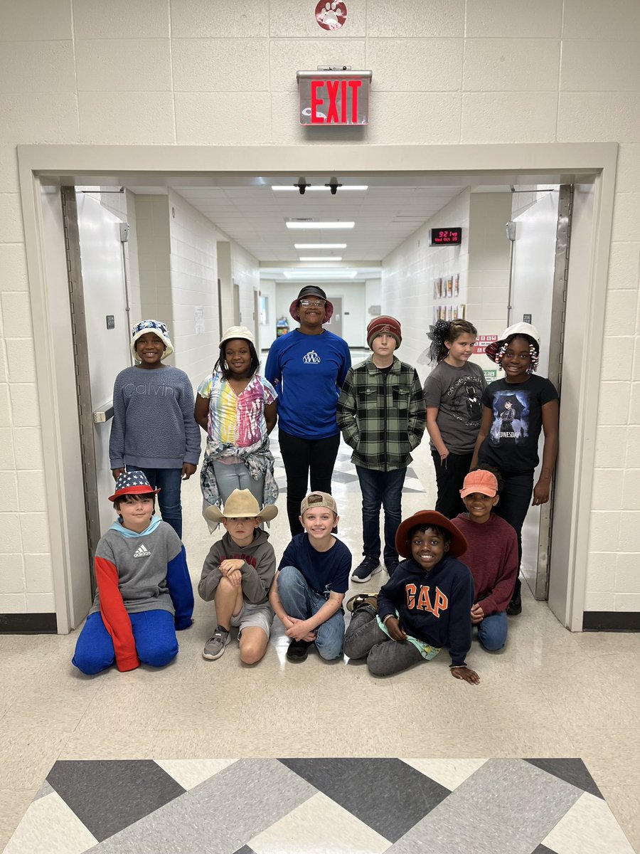 STownsendClass's tweet image. #SES4thGrade knows how to put a cap on drugs. #RedRibbonWeek