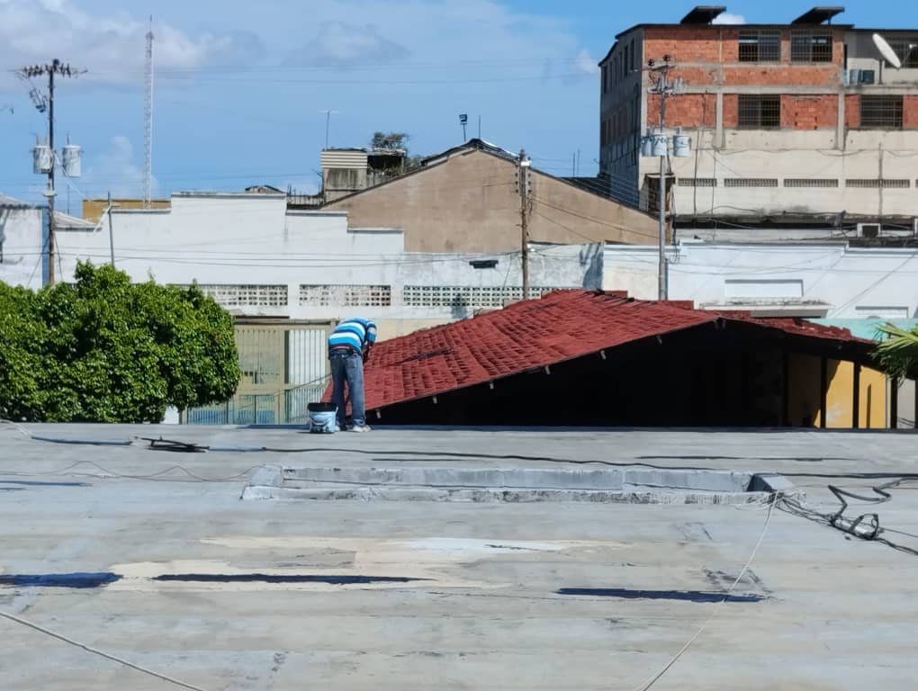 cdeayacucho's tweet photo. #ActivosYFirmes . Con el apoyo de FEDE y la Comunidad Educativa, la EB. "Federal Sucre" inicia la reparación de la impermeabilización del techo de dicha asa de estudios. @_LaAvanzadora @KarenlyPSUV @CDCEMcpioSucre @MPPEDUCACION @CDCESucre https://t.co/Cdz22nVssA