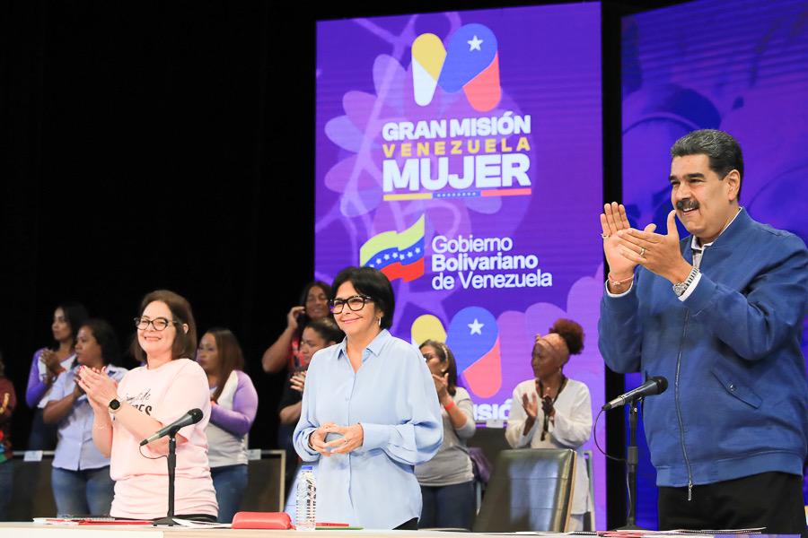#Anuncio || <a href="/NicolasMaduro/">Nicolás Maduro</a> indicó que Vicepdta. Ejecutiva Delcy Rodríguez presidirá la Comisión Nacional de Justicia de Género, cuyo objetivo es garantizar el derecho de las mujeres venezolanas a una vida libre de violencia.

#25Oct